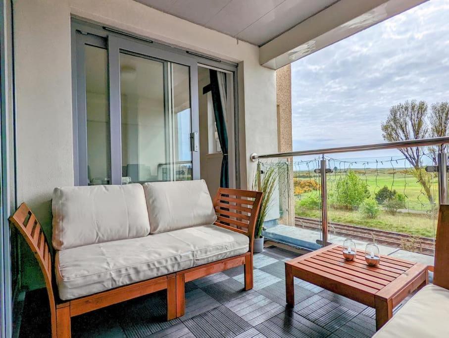 Beautiful 2 Bedroom Flat Overlooking Golf Course カーヌスティ エクステリア 写真