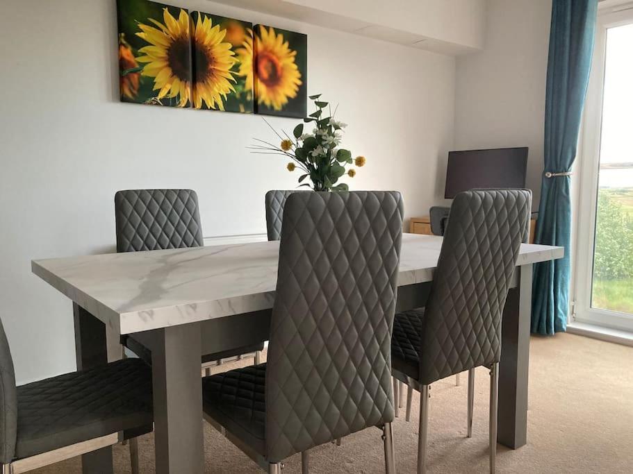 Beautiful 2 Bedroom Flat Overlooking Golf Course カーヌスティ エクステリア 写真