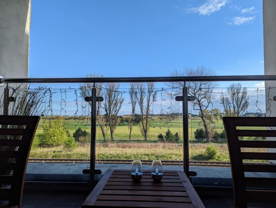 Beautiful 2 Bedroom Flat Overlooking Golf Course カーヌスティ エクステリア 写真