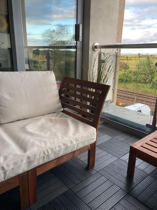 Beautiful 2 Bedroom Flat Overlooking Golf Course カーヌスティ エクステリア 写真