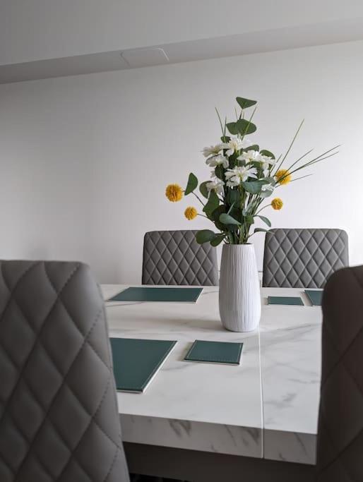 Beautiful 2 Bedroom Flat Overlooking Golf Course カーヌスティ エクステリア 写真
