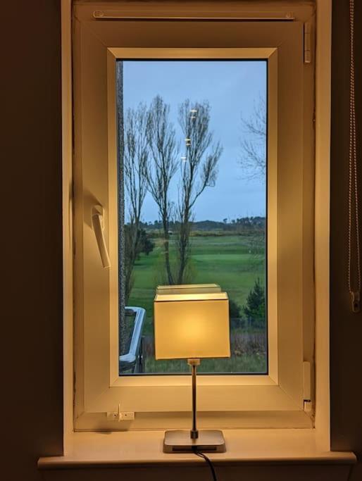 Beautiful 2 Bedroom Flat Overlooking Golf Course カーヌスティ エクステリア 写真