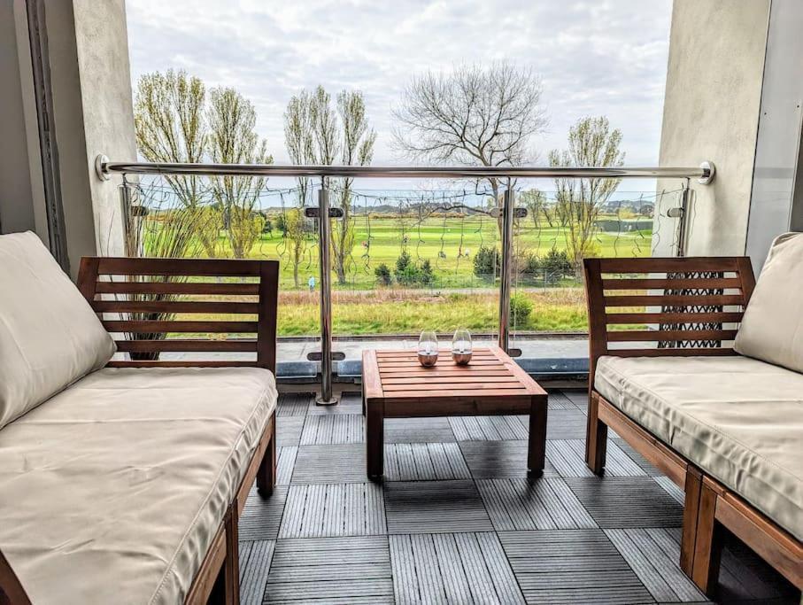 Beautiful 2 Bedroom Flat Overlooking Golf Course カーヌスティ エクステリア 写真