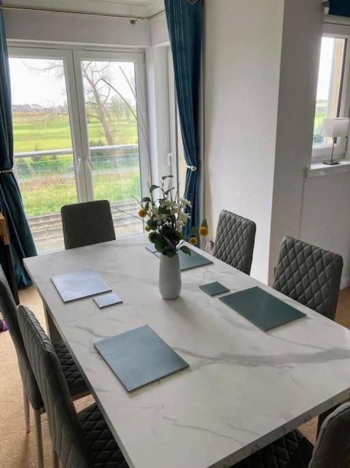 Beautiful 2 Bedroom Flat Overlooking Golf Course カーヌスティ エクステリア 写真